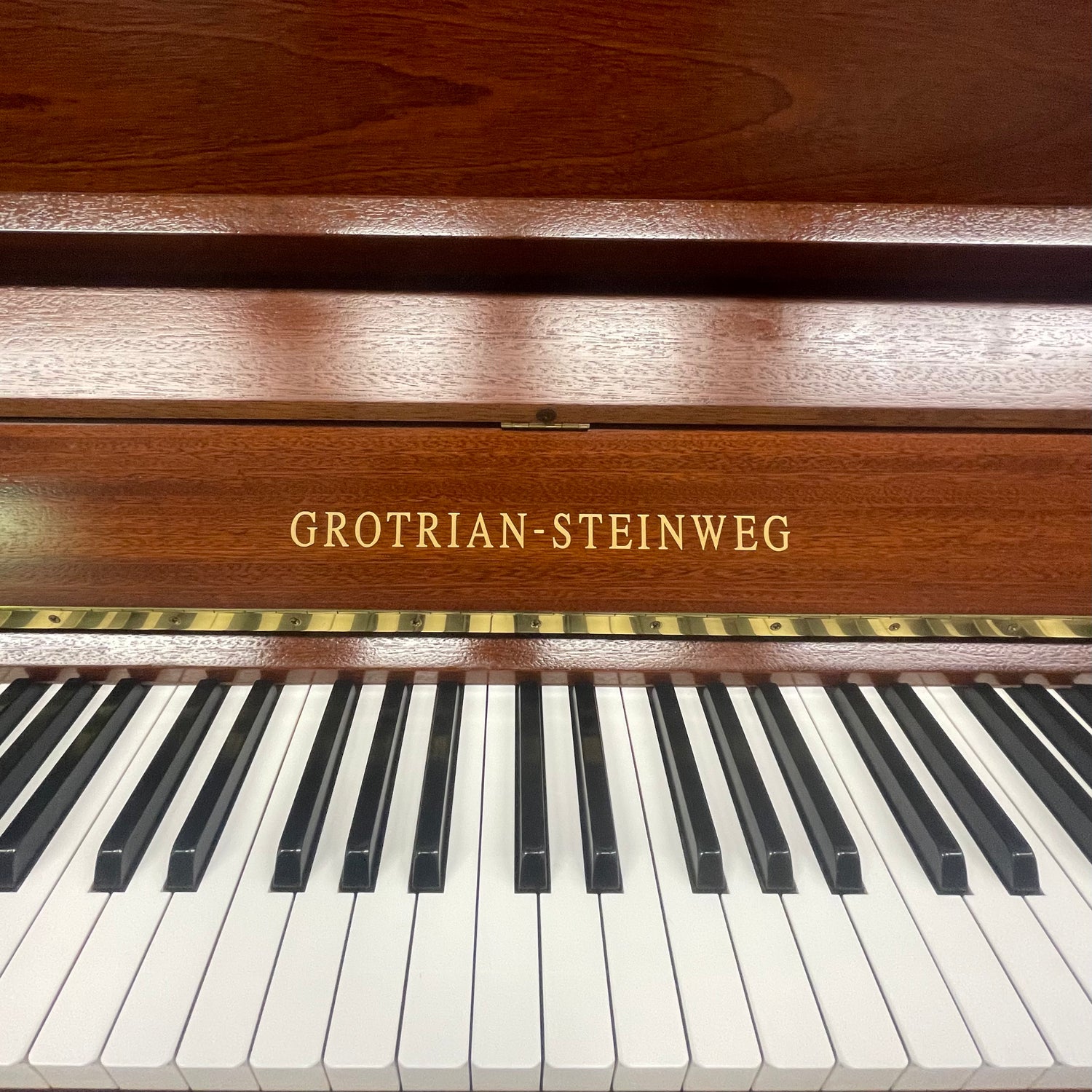 GROTRIAN-STEINWEG Klavier 122 K Occasion  Mahagoni matt. Bj. 1996 - Bestzustand (gebraucht) + Klavierbank - Musik-Ebert Gmbh