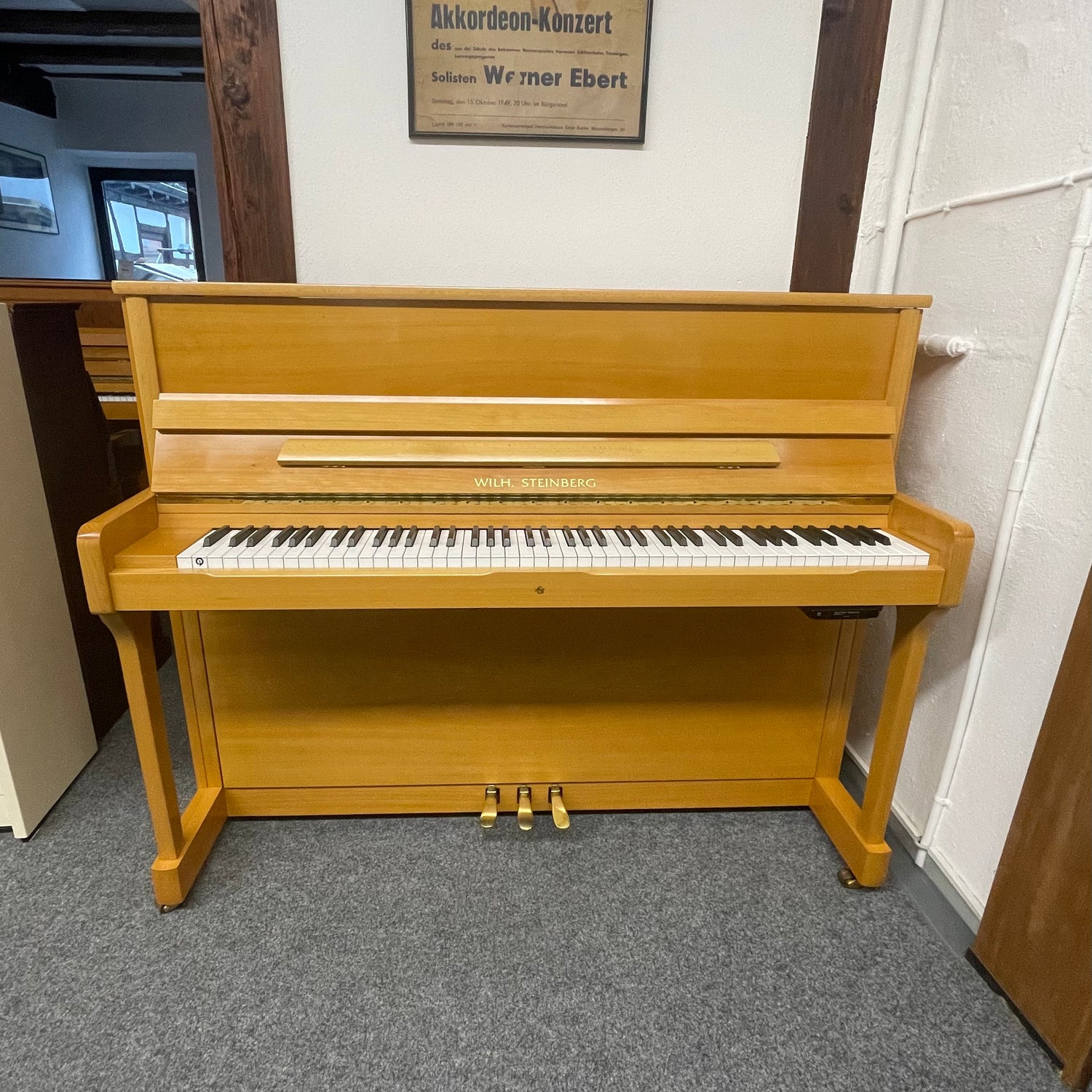 Wilhelm Steinberg Klavier IQ 16 Buche satiniert Occasion m. Quiet System Bj. 2003 Renner Mechanik, Bestzustand (gebraucht) - Musik-Ebert Gmbh