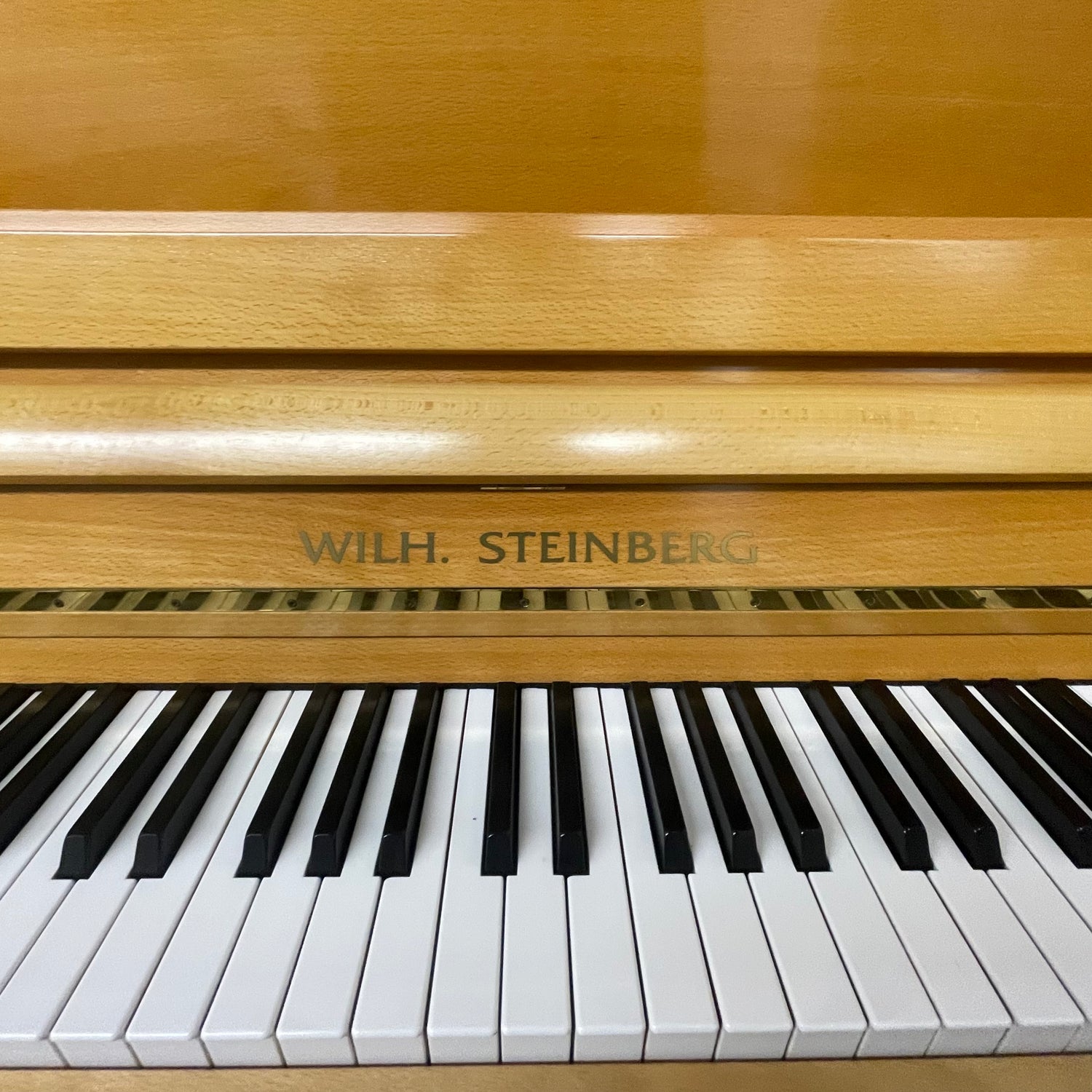 Wilhelm Steinberg Klavier IQ 16 Buche satiniert Occasion m. Quiet System Bj. 2003 Renner Mechanik, Bestzustand (gebraucht) - Musik-Ebert Gmbh