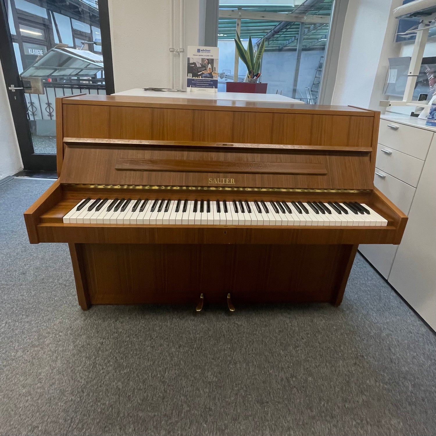SAUTER Klavier 108 Occasion Nussbaum Bj. 1972, sehr guter Zustand mit Renner Mechanik (gebraucht) - Musik-Ebert Gmbh