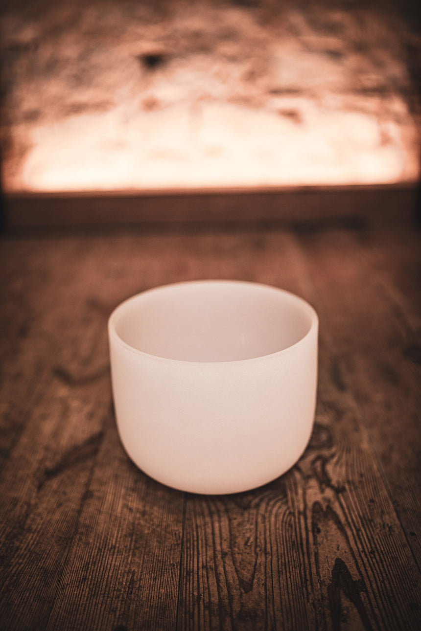Bol chantant en cristal Meinl CSB8B, blanc dépoli, 8 pouces, si, 432 Hz – bol sur bois, cadrage vertical