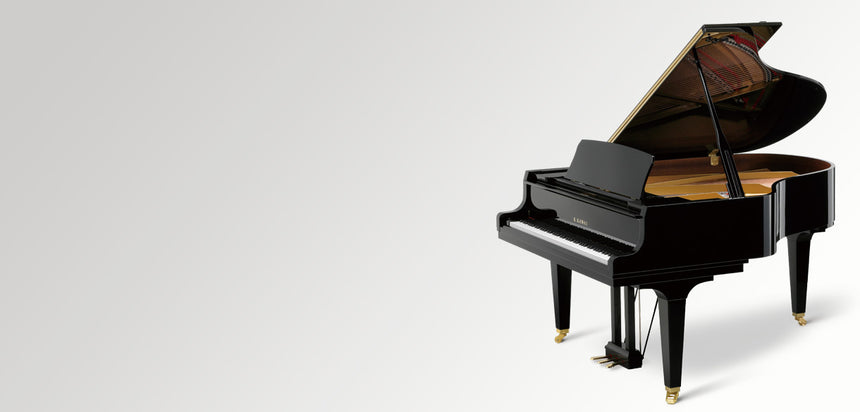 Piano à queue Kawai GL-50 noir poli, couvercle ouvert, vue de trois quarts sur fond clair