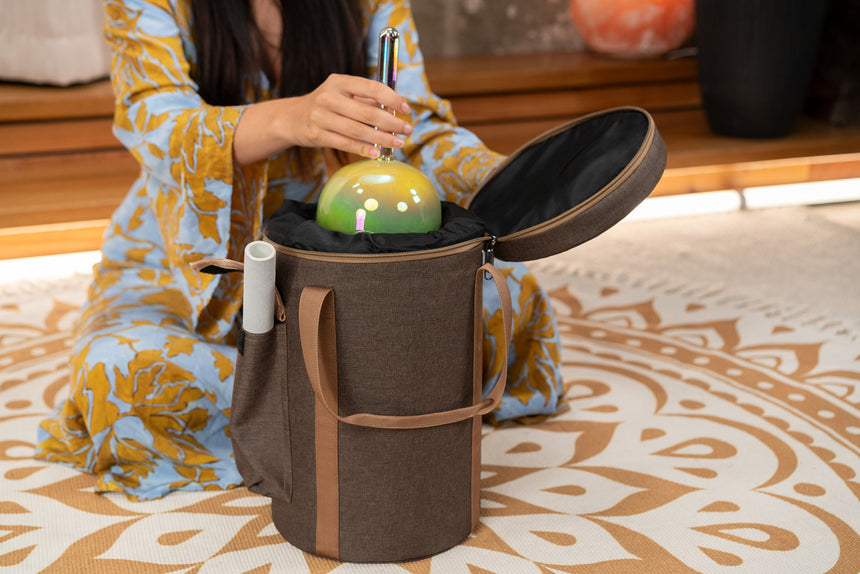 Meinl ESOLCSB396 Essence-Solfeggio-Klangschale in Olivgrün – beim Einpacken in die Tasche