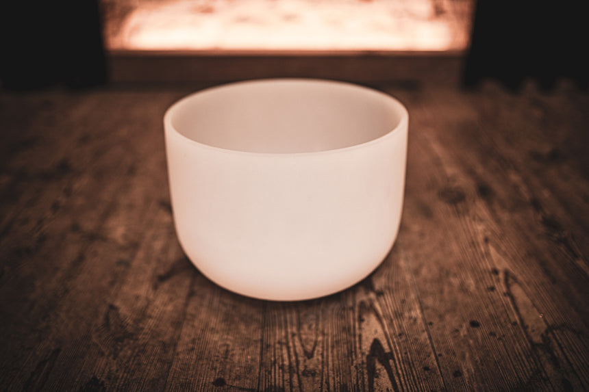 MEINL Sonic Energy CSB12F, blanc dépoli – sur une table en bois sombre