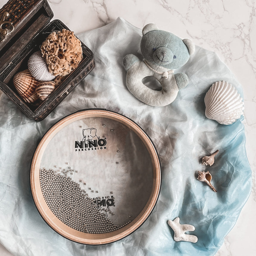NINO Percussion NINO44 Sea Drum, 8 Zoll, Naturholz – in einer Szene mit Muscheln