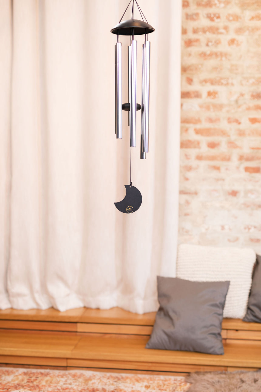 Meinl Sonic Energy MMC32S Moon Meditation Chime, 32 Zoll, Silber – Hängend im Wohnraum