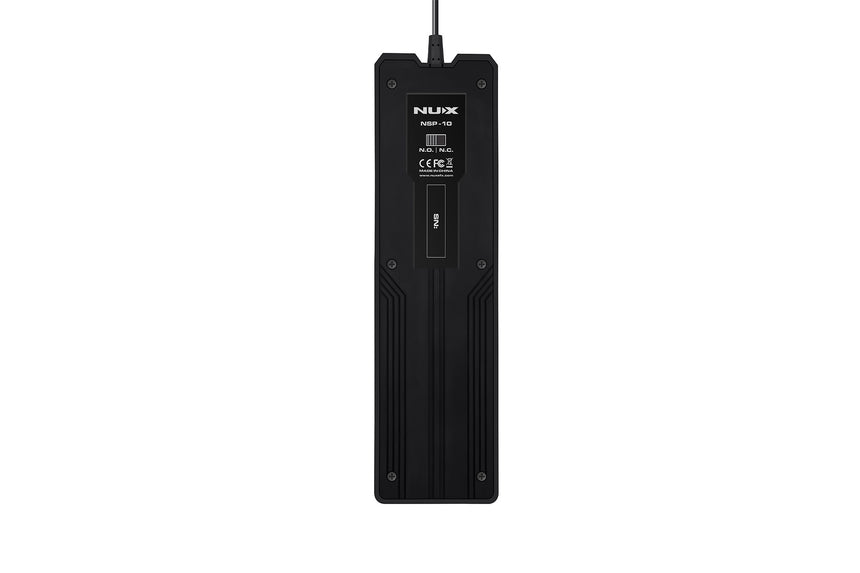 Pédale de sustain NUX NSP-10 noire et argentée – dessous avec commutateur