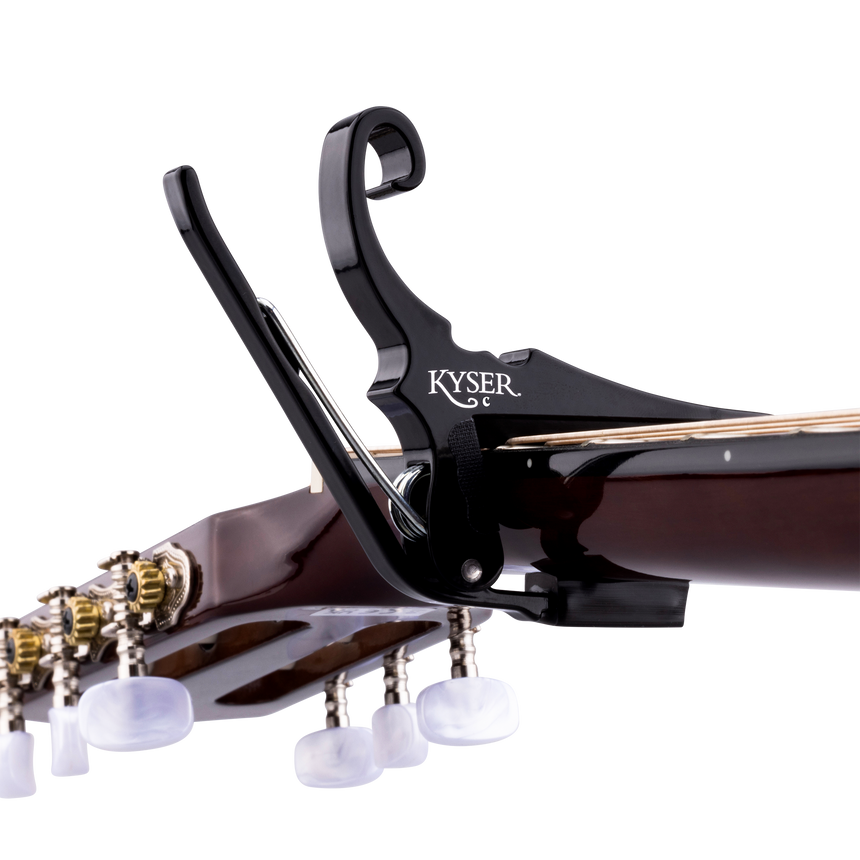 Capodastre Kyser Quick-Change noir pour guitare classique, détail sur le manche