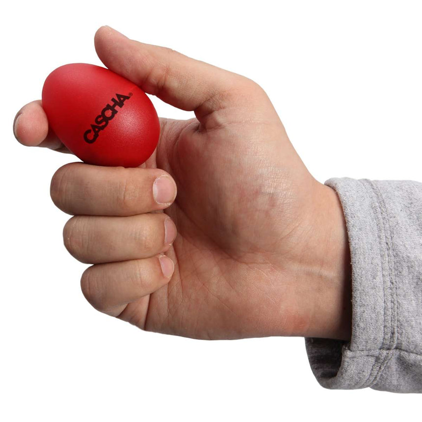Rotes Schüttelei aus dem Cascha Egg Shaker Set HH-2003 in einer Hand