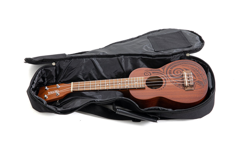 Ukulélé soprano GEWA Manoa Maori, sapelli naturel – instrument dans la housse fournie