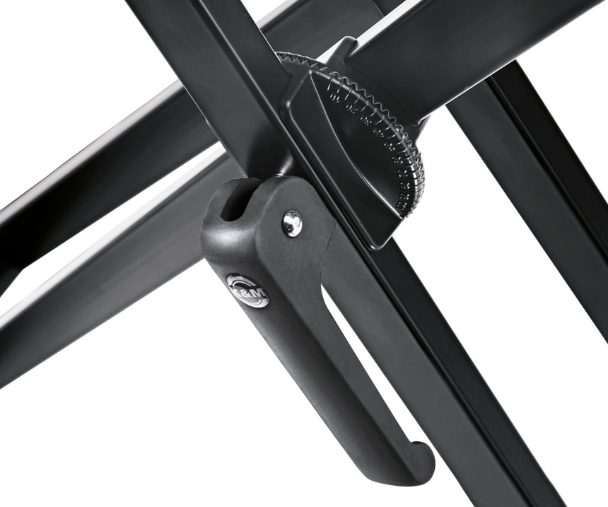 König & Meyer 18997-000-55 double-X keyboard stand, black – locking mechanism detail