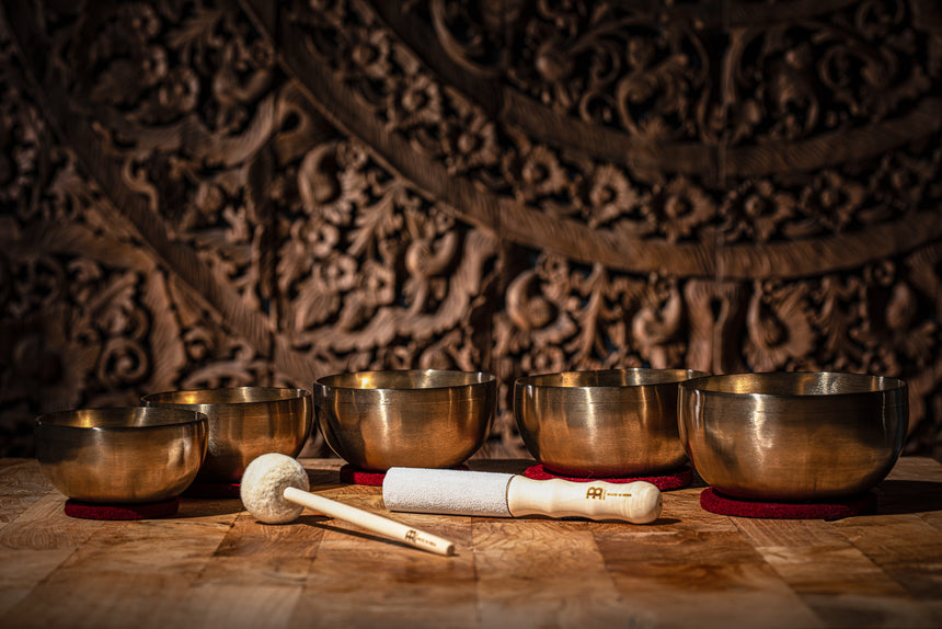 Meinl Sonic Energy Suede Resonant Mallet SB-RM-LE, 20.1 cm — beside singing bowls.