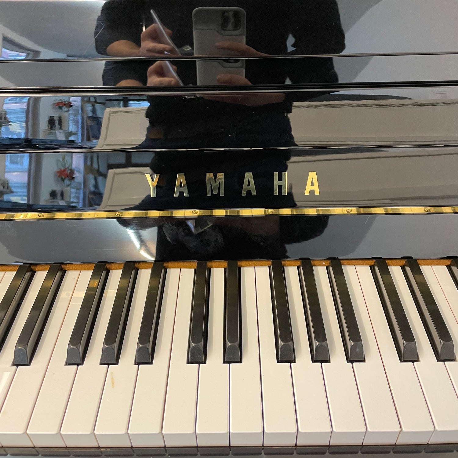 Yamaha V-118 Klavier Mod. Vienna Bj. 2000 - schwarz poliert (gebraucht) - Musik-Ebert Gmbh