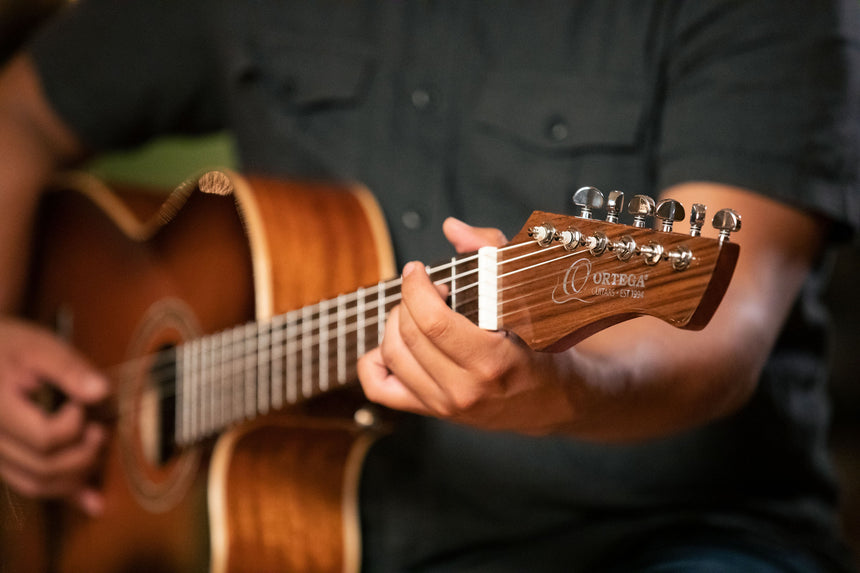 ORTEGA Performer Series Konzertgitarre Cutaway - Preamp + Tasche - Musik-Ebert Gmbh