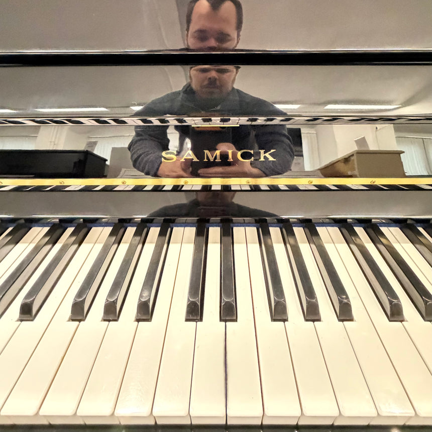 SAMICK Klavier SU 110G schwarz poliert Occasion Bj. 1995 sehr guter Zustand (gebraucht) - Musik-Ebert Gmbh