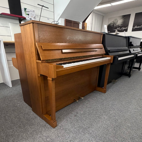 SCHIMMEL-SABEL Klavier 120 K Occasion Nussbaum Bj. 1983, sehr guter Zustand m. Renner Mechanik (gebraucht) - Musik-Ebert Gmbh