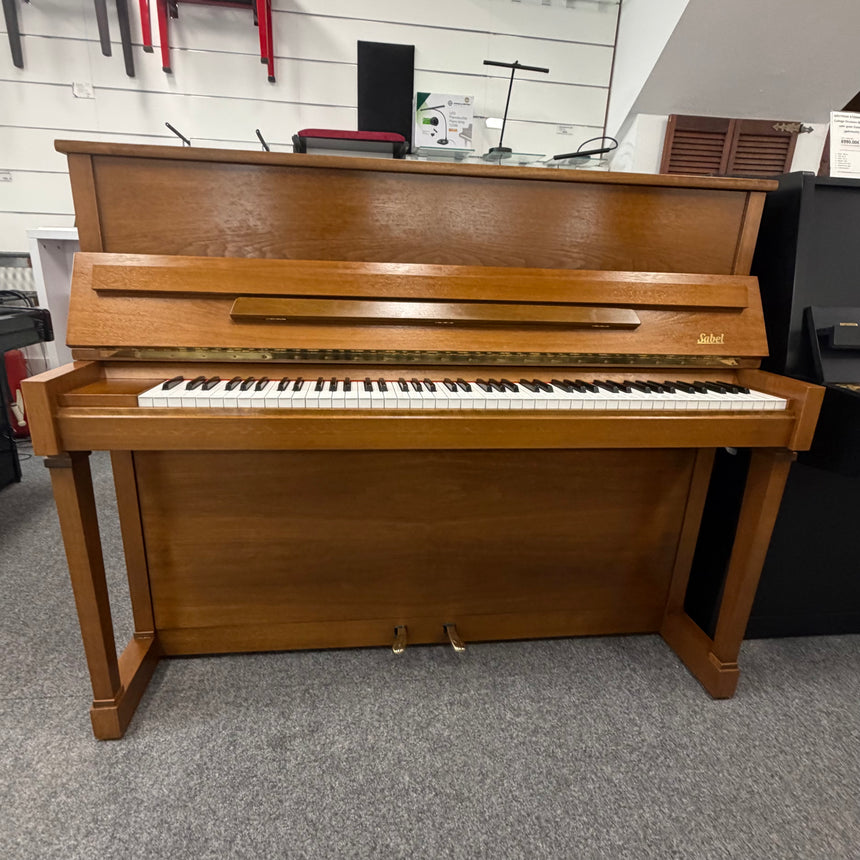 SCHIMMEL-SABEL Klavier 120 K Occasion Nussbaum Bj. 1983, sehr guter Zustand m. Renner Mechanik (gebraucht) - Musik-Ebert Gmbh
