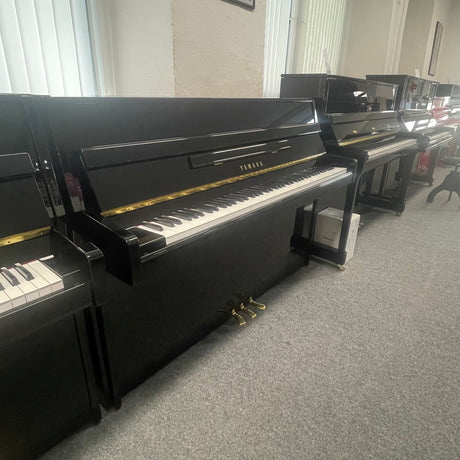 Piano Yamaha M 108 d'occasion, noir poli, original fabriqué au Japon, construit en 1993, très bon état (utilisé)
