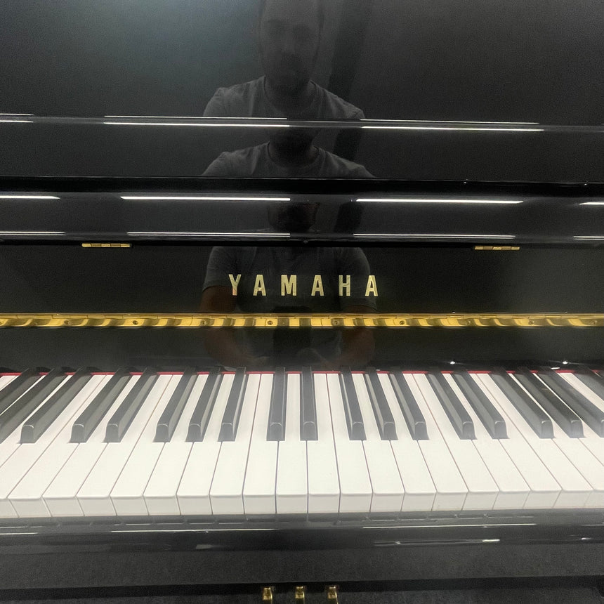 Piano Yamaha M 108 d'occasion, noir poli, original fabriqué au Japon, construit en 1993, très bon état (utilisé)