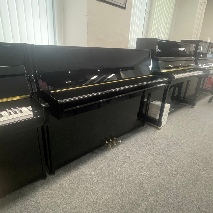 Piano Yamaha M 108 d'occasion, noir poli, original fabriqué au Japon, construit en 1993, très bon état (utilisé)
