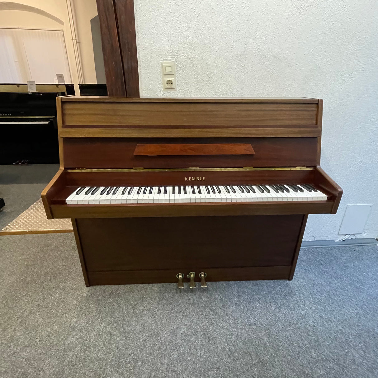 KEMBLE Klavier M 110 Nussbaum dunkel Bj. 1985 guter Zustand (gebraucht) - Musik-Ebert Gmbh