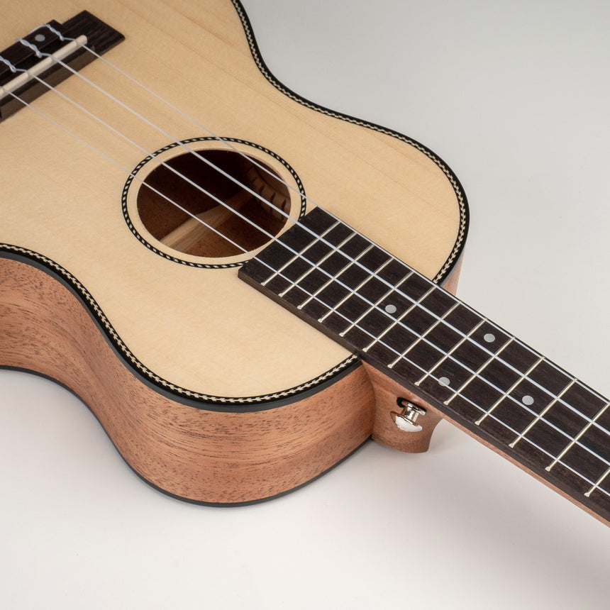 Cascha HH2154 tenor ukulele, natural finish – detail of the top, sound hole and body
