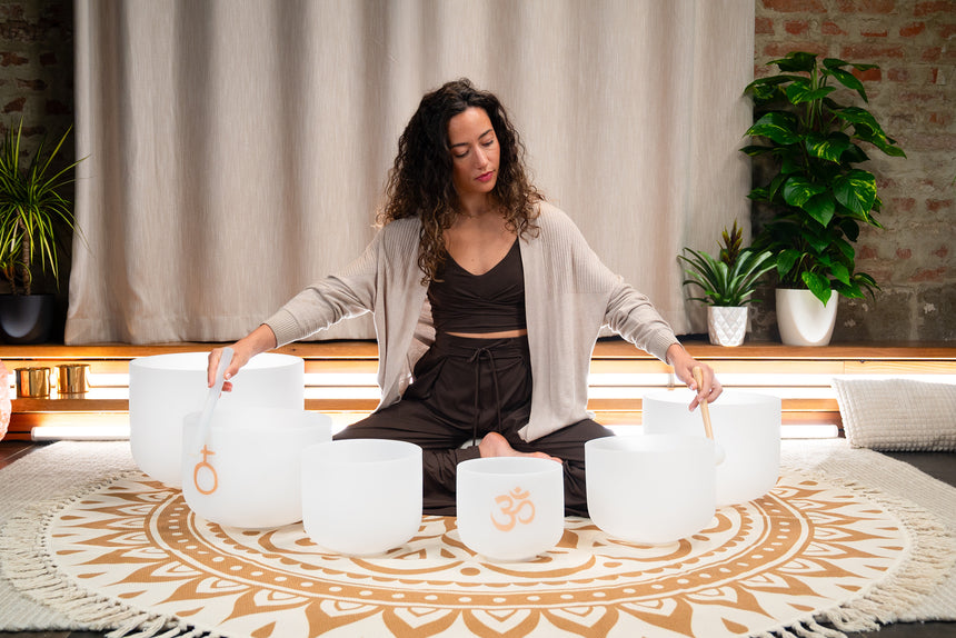 MEINL Sonic Energy 6-teiliges Om Crystal Singing Bowl Set CSBSETOM6 - Musik-Ebert Gmbh