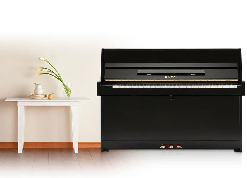 Kawai K-15 E, schwarz poliert – Frontansicht im Wohnraum.