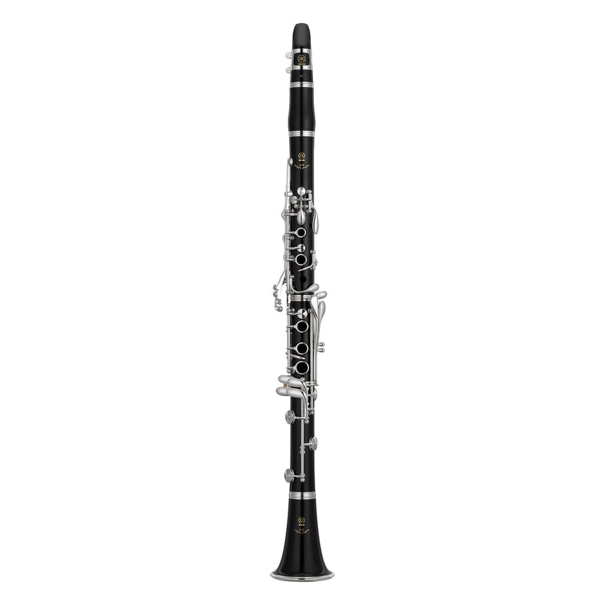 Clarinette en si bémol Yamaha YCL-650 en grenadille, clétage argenté – vue complète de face.