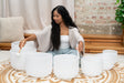 Meinl CSBSETCHA, set de bols chantants en cristal blanc dépoli – en cours de jeu dans une pièce