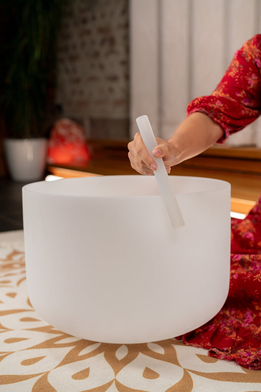Meinl CSB16C3 white frosted crystal singing bowl – bowl detail while playing