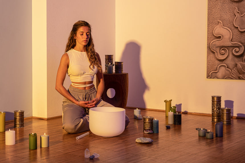 MEINL Sonic Energy CSB12D, weiß mattiert – in einer Meditationsszene
