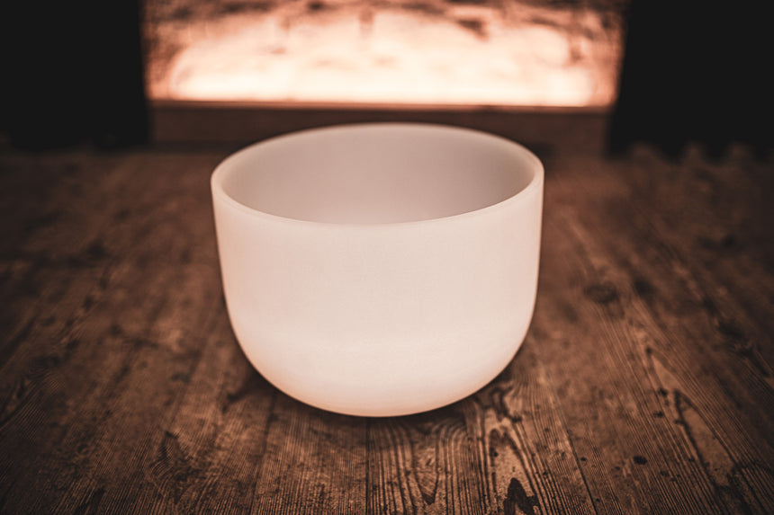 MEINL Sonic Energy CSB13D, weiß mattiert – auf dunklem Holztisch