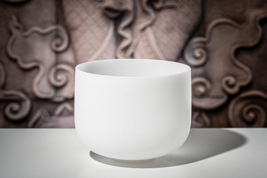MEINL Sonic Energy CSB10E, blanc dépoli – devant un fond ornementé