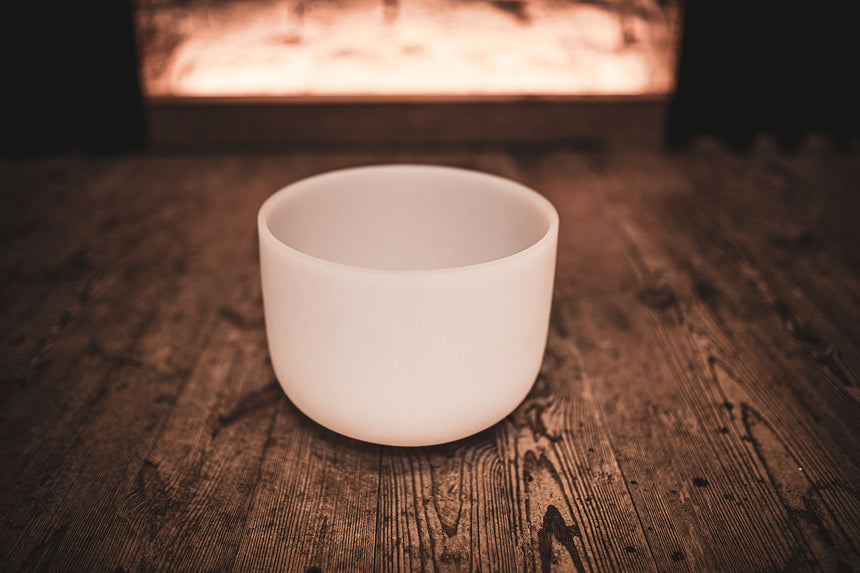 MEINL Sonic Energy CSB10E, blanc dépoli – sur une table en bois sombre