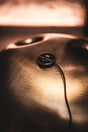 Capteur MEINL Sonic Energy SEPU, noir – image d’utilisation sur un handpan, format vertical