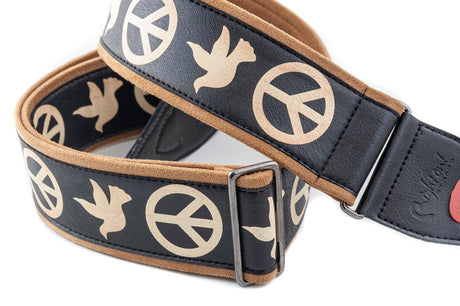 RightOn! Legend Peace & Doves Gitarrengurt, schwarz-beige – Muster, Schnalle und Gurtende im Detail