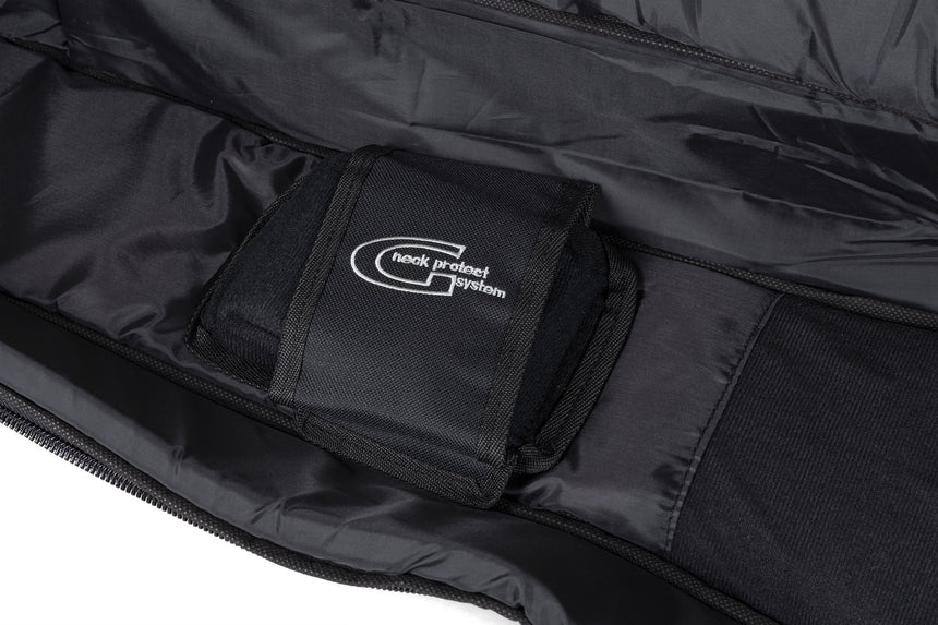 Housse GEWA Premium 20 pour guitare acoustique, noire – détail du rembourrage intérieur au niveau du manche