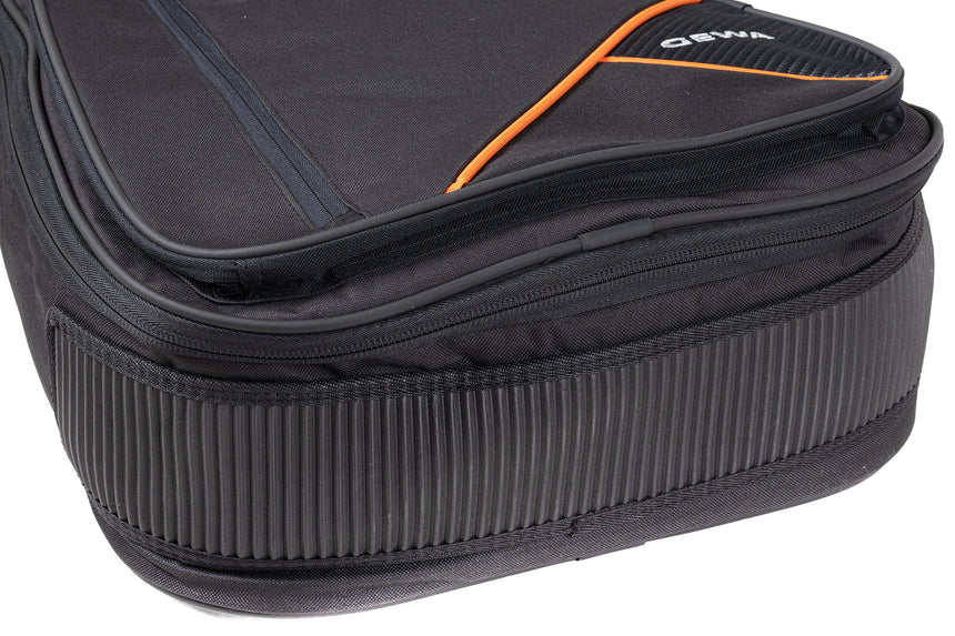 Housse GEWA Premium 20 pour guitare acoustique, noire – détail du bord inférieur et de la protection latérale