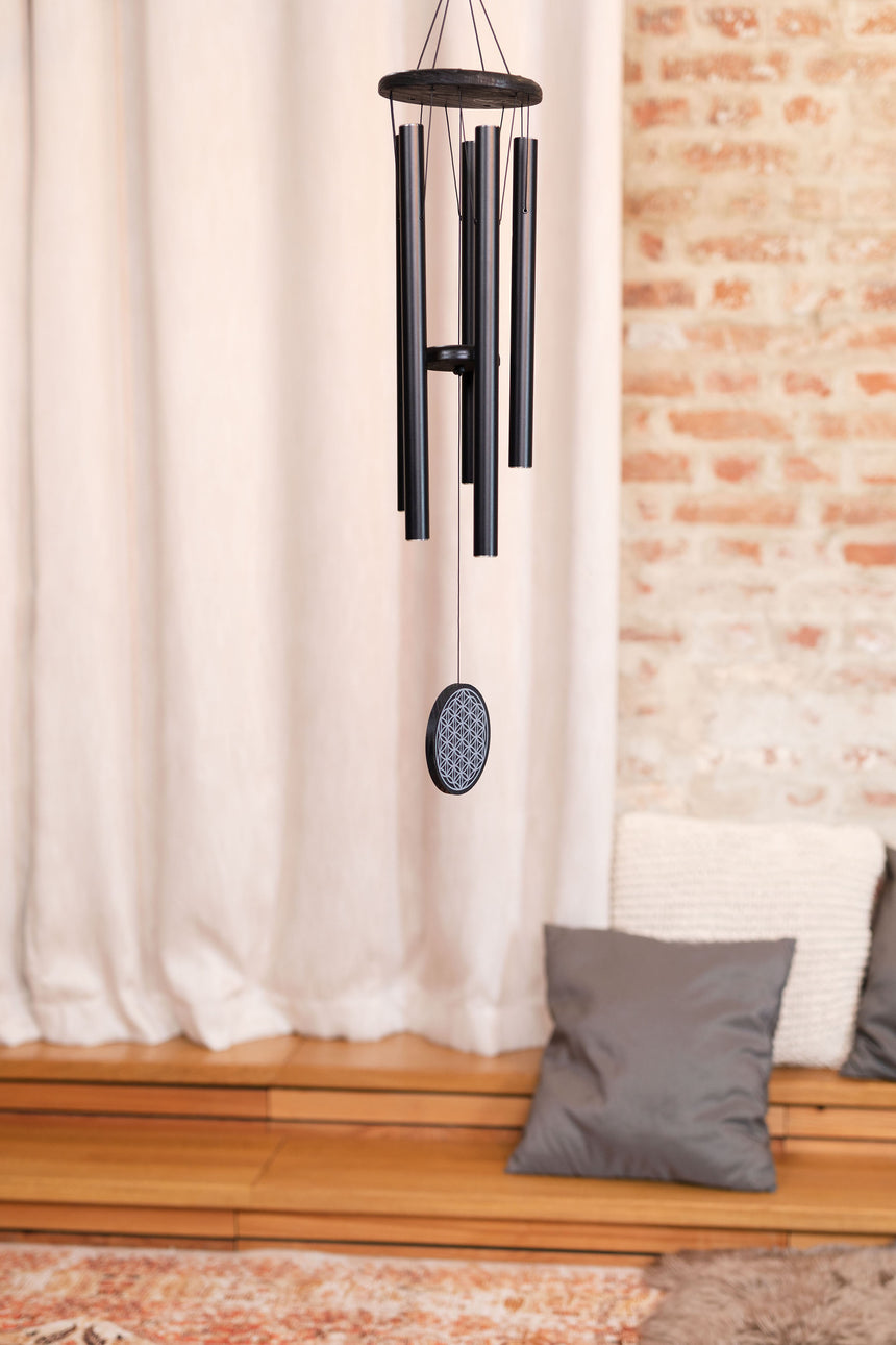 MEINL Sonic Energy FOLMC36BK Windspiel, schwarz, 90 cm, Blume des Lebens – aufgehängt im Raum