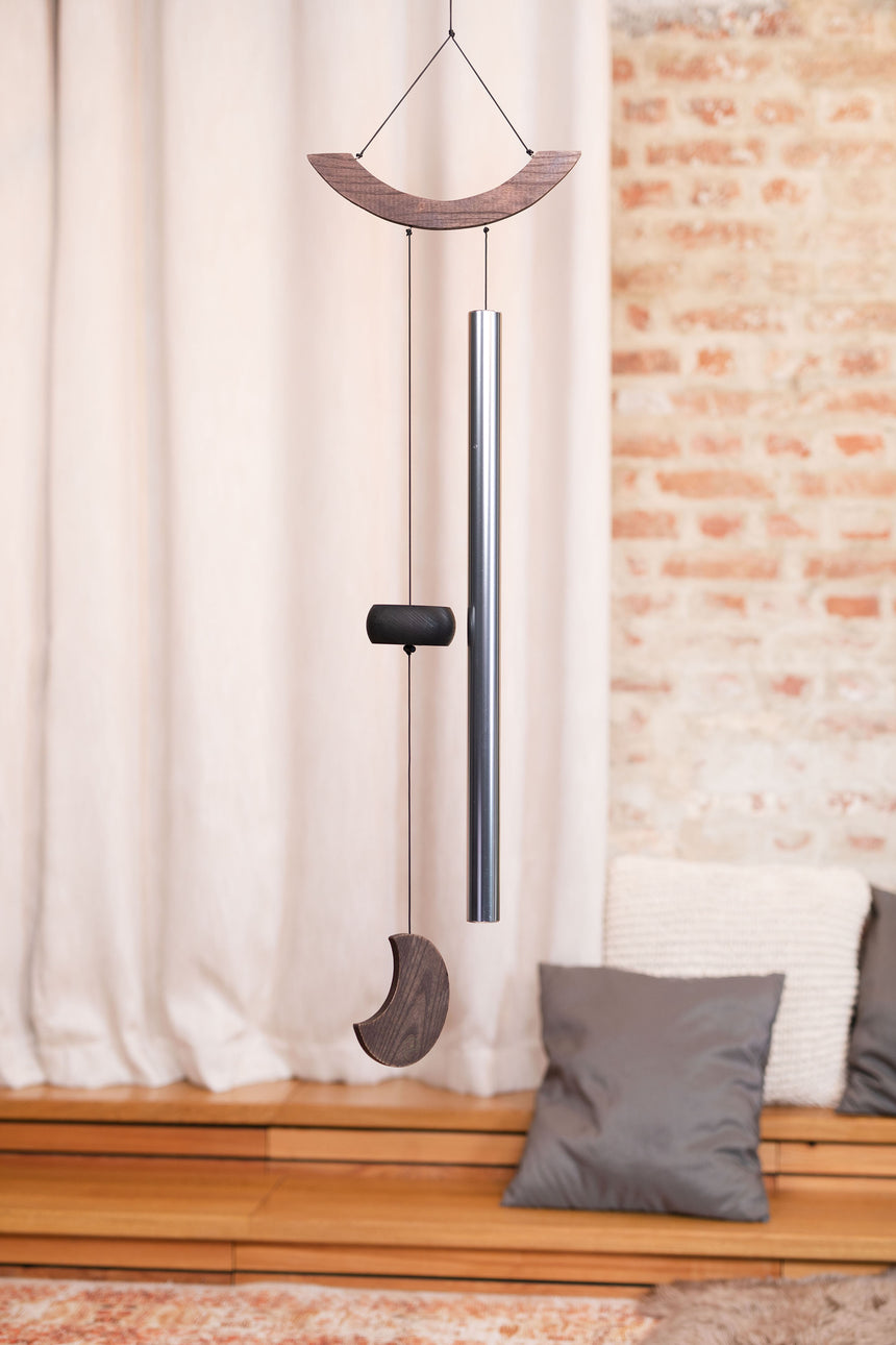 MEINL Sonic Energy MMC49S Mond-Windspiel, silber, 125 cm – aufgehängt vor hellem Hintergrund