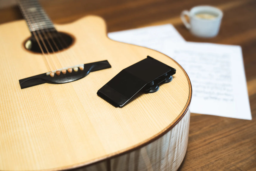 Gitano Gitarrenstütze 70900, Schwarz / Aluminium – Zusammengeklappt an einer Gitarre