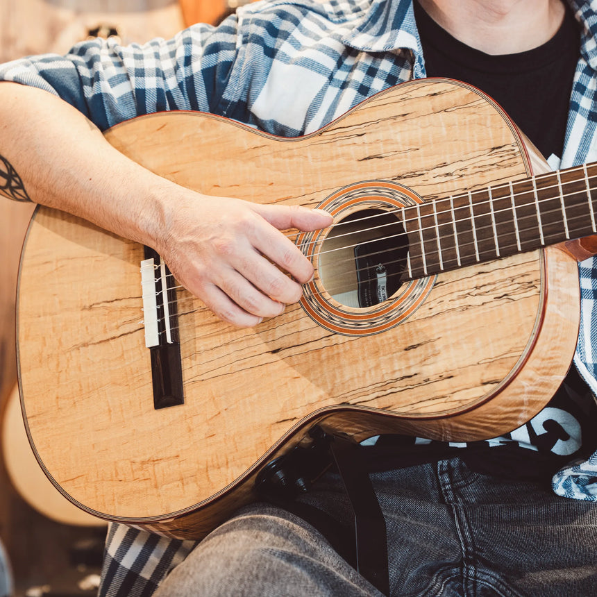 Gitano Gitarrenstütze 70900, Schwarz / Aluminium – Anwendung an einer Konzertgitarre