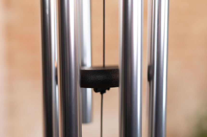 Meinl Sonic Energy MMC32S Moon Meditation Chime, 32 Zoll, Silber – Detail des Klöppels zwischen den Klangstäben