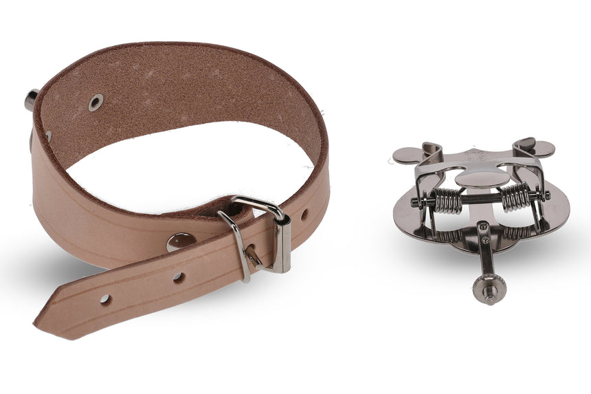 GEWA Querflöten-Lyra 730.490 und braunes Lederarmband, Detailansicht