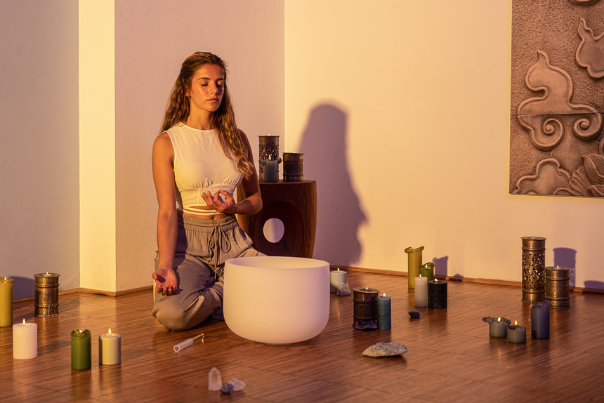 Meinl Sonic Energy CSBRHL Large rod – meditation scene with the rod resting in front of the bowl