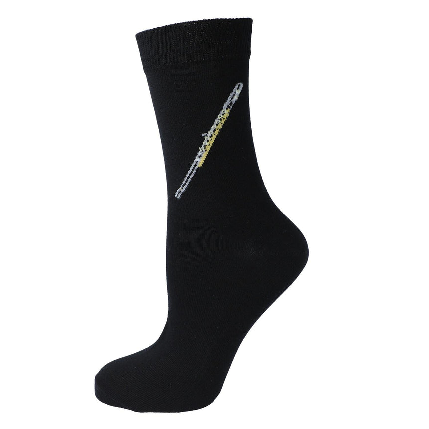 Kübler SOFL Querflöten Socken – schwarze Socke gespannt, Motiv Querflöte auf weißem Hintergrund