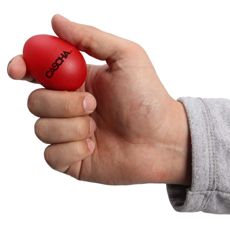 Rotes Schüttelei aus dem Cascha Egg Shaker Set HH-2003 in einer Hand
