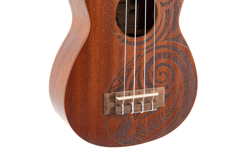 Ukulélé soprano GEWA Manoa Maori, sapelli naturel – détail du chevalet et du décor