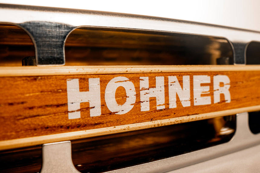 Hohner Blues Harp MS, brown wooden comb and metal covers – wooden comb detail